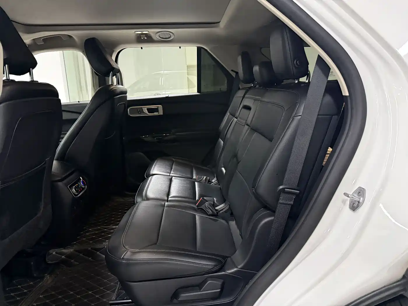 Photo 13 - Ford Explorer