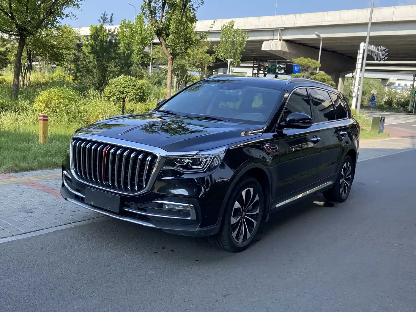 Photo 2 - Hongqi HS7
