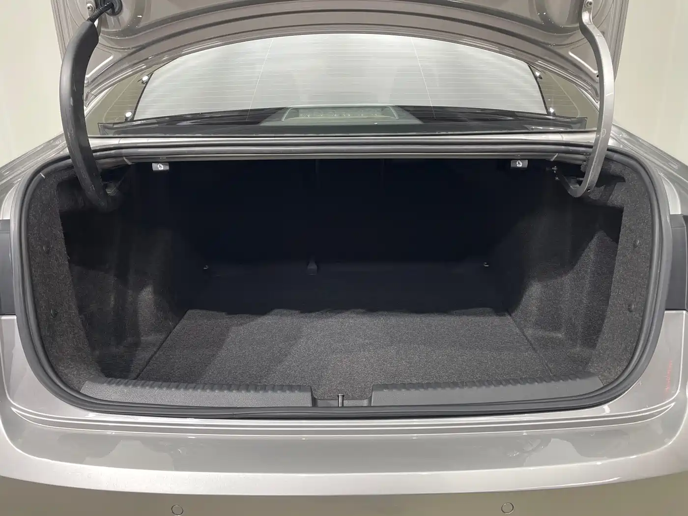 Volkswagen Sagitar 2015 1.6L Automatic Comfort фото 17