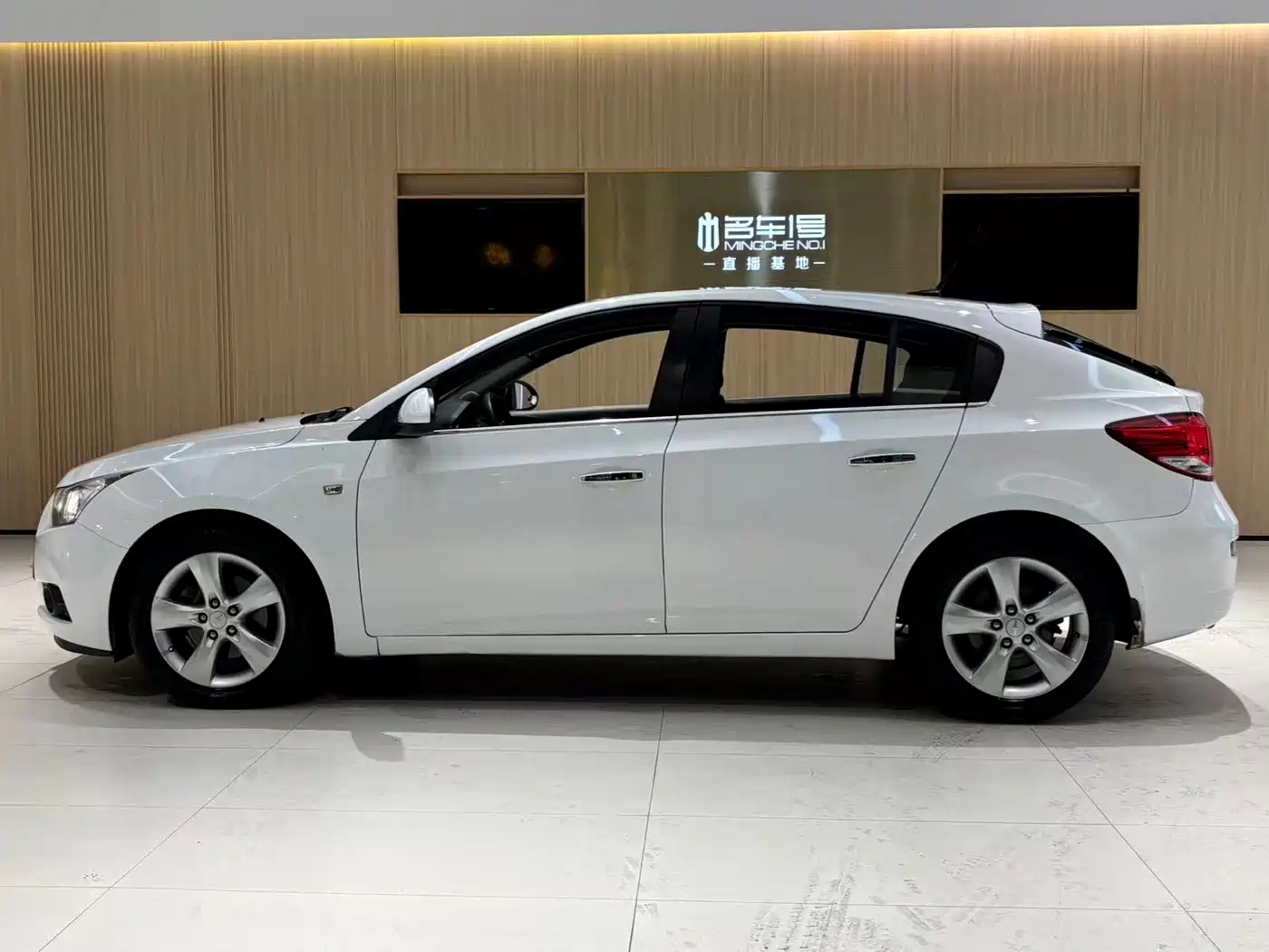Chevrolet Cruze 2013 Hatchback 1.6L Automatic Luxury фото 3