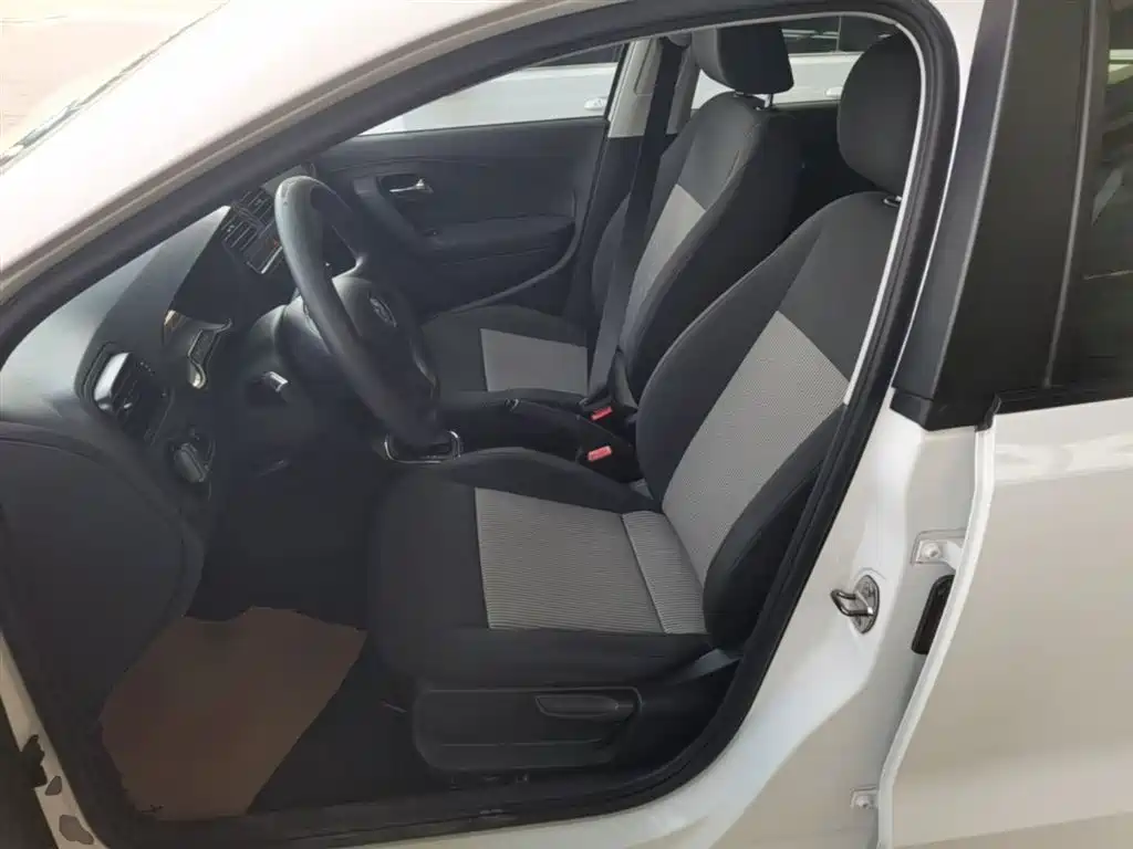 Volkswagen Polo 2016 1.4L Automatic Trend фото 15