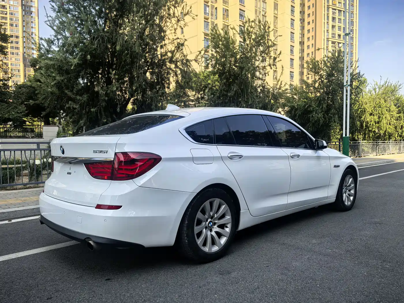 BMW 5 Series GT 2013 535i xDrive Luxury фото 4