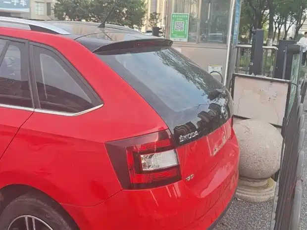 Škoda Skoda Rapid Spaceback 2016 Facelift 1.6L Manual Innovation Edition фото 6
