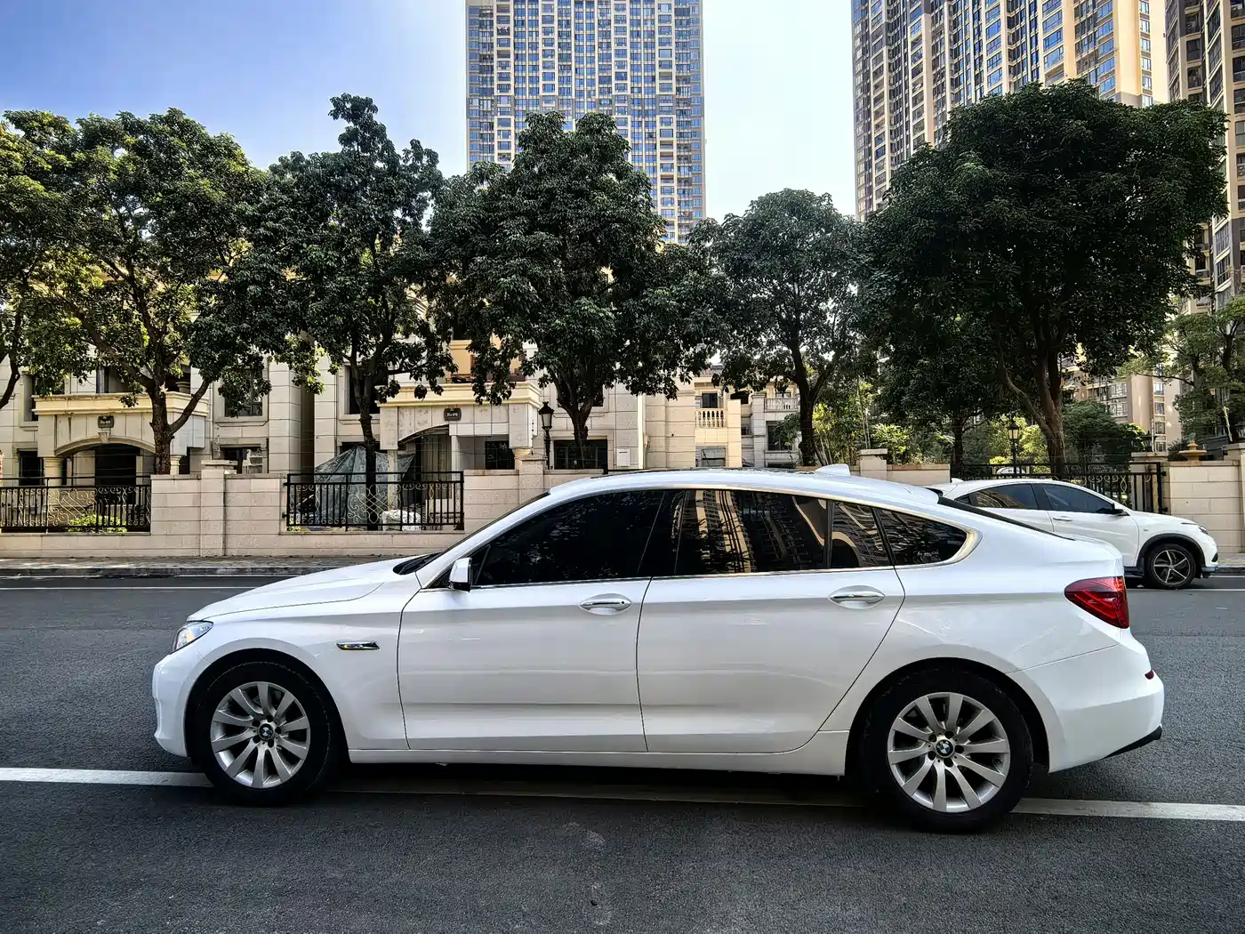 BMW 5 Series GT 2013 535i xDrive Luxury фото 6