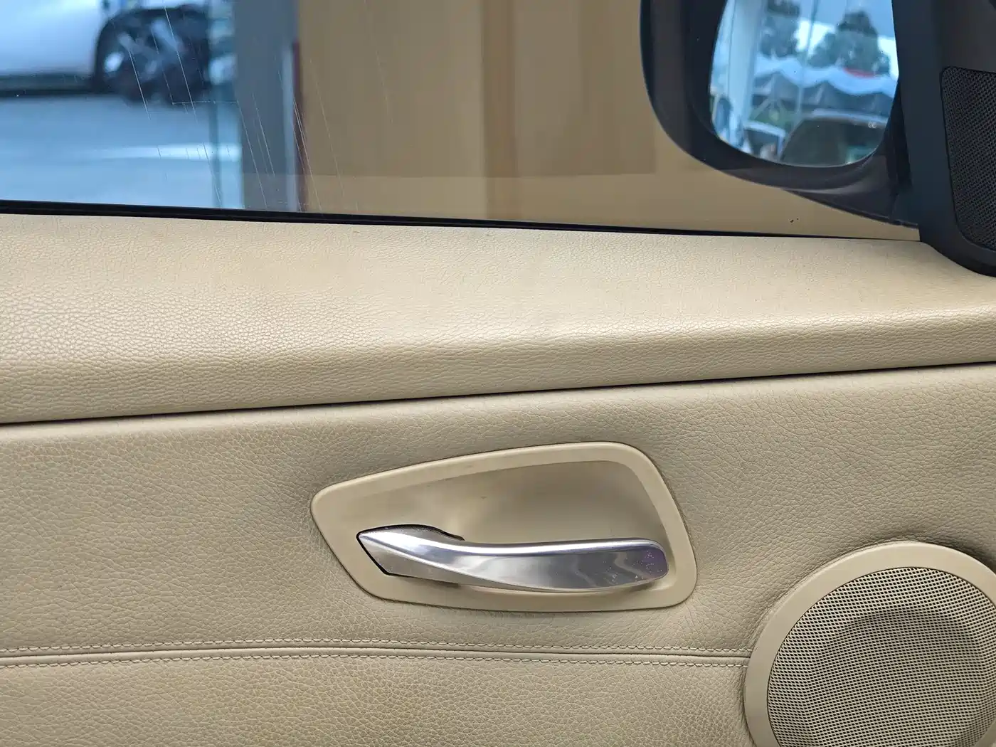 BMW 3 Series 2010 320i Luxury фото 9