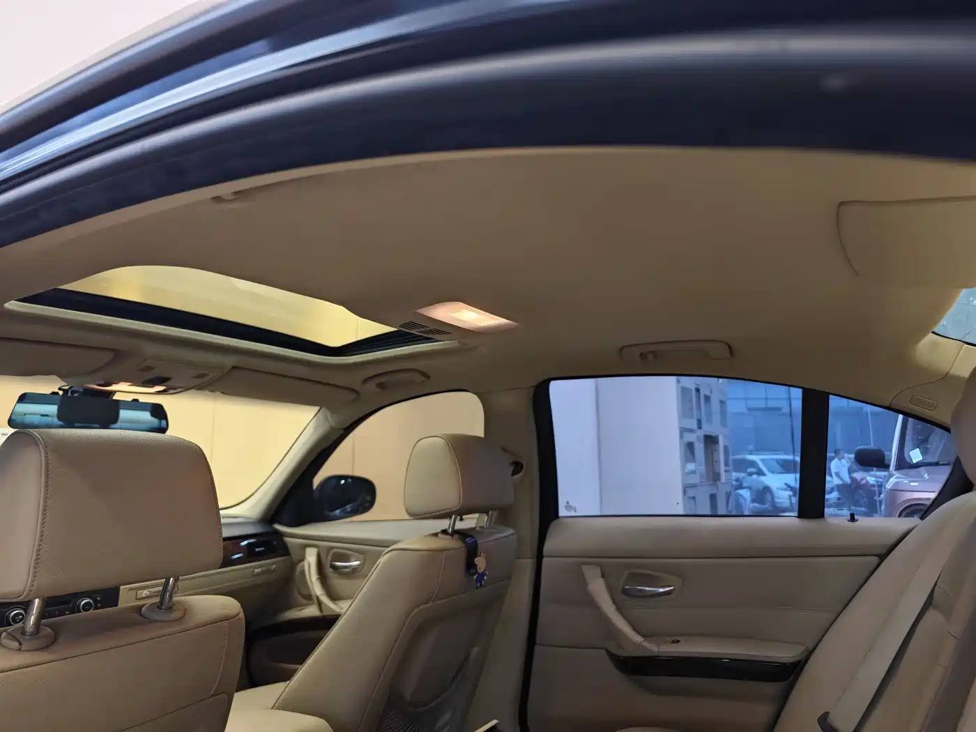 BMW 3 Series 2010 320i Luxury фото 26
