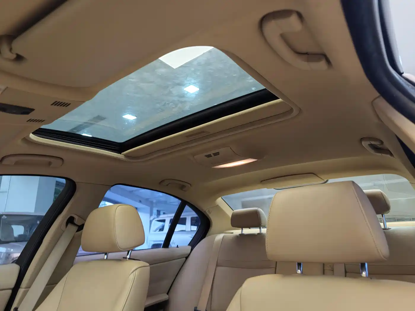 BMW 3 Series 2010 320i Luxury фото 13