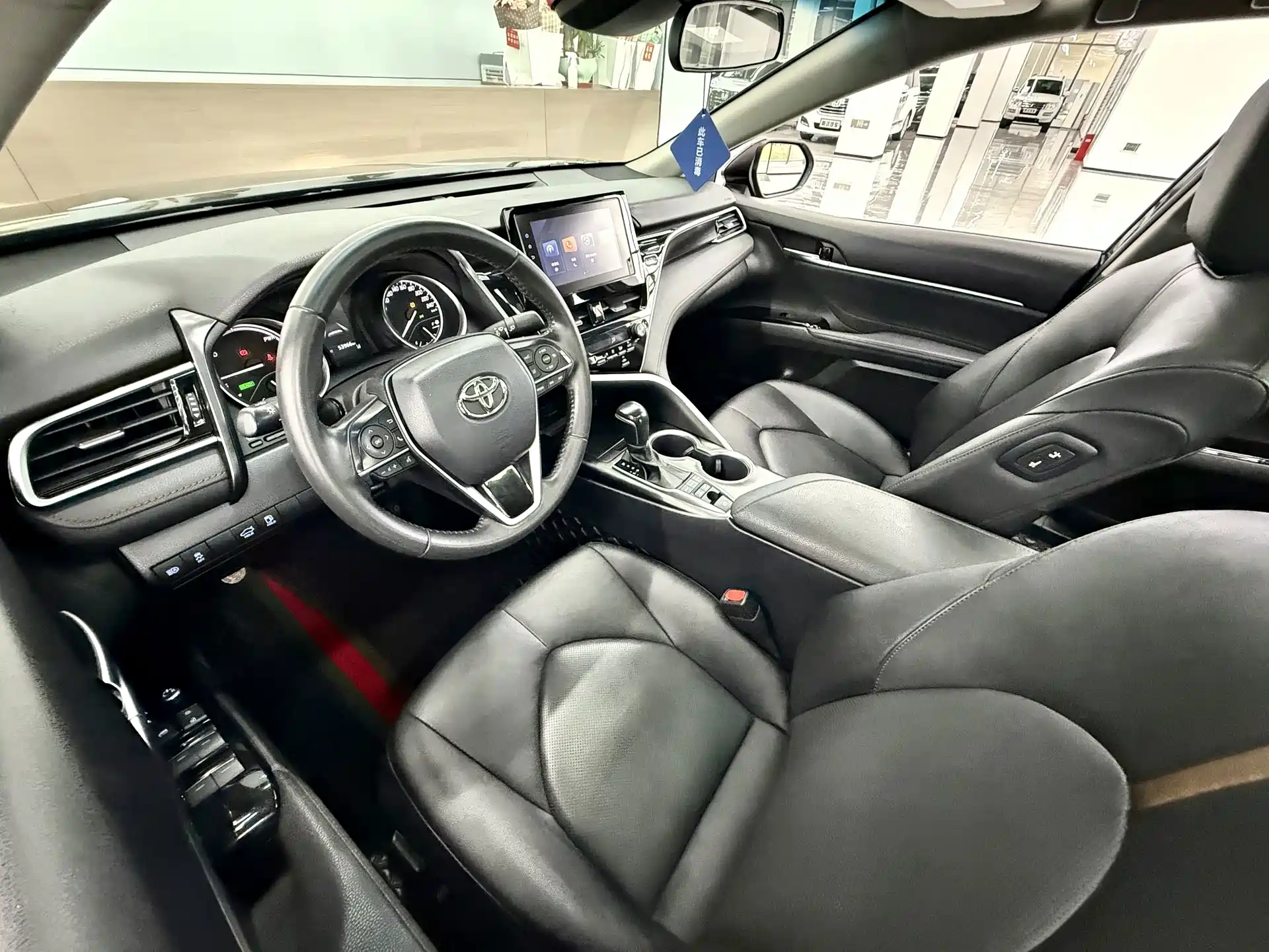 Фото 10 - Toyota Camry