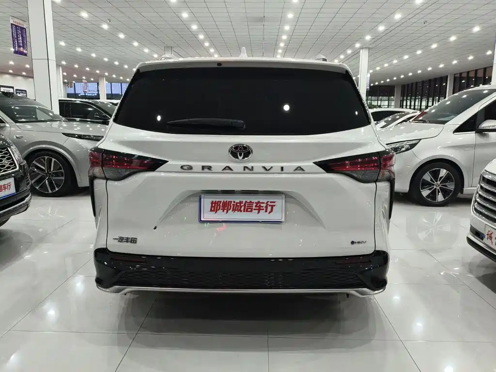 Фото 5 - Toyota Granvia