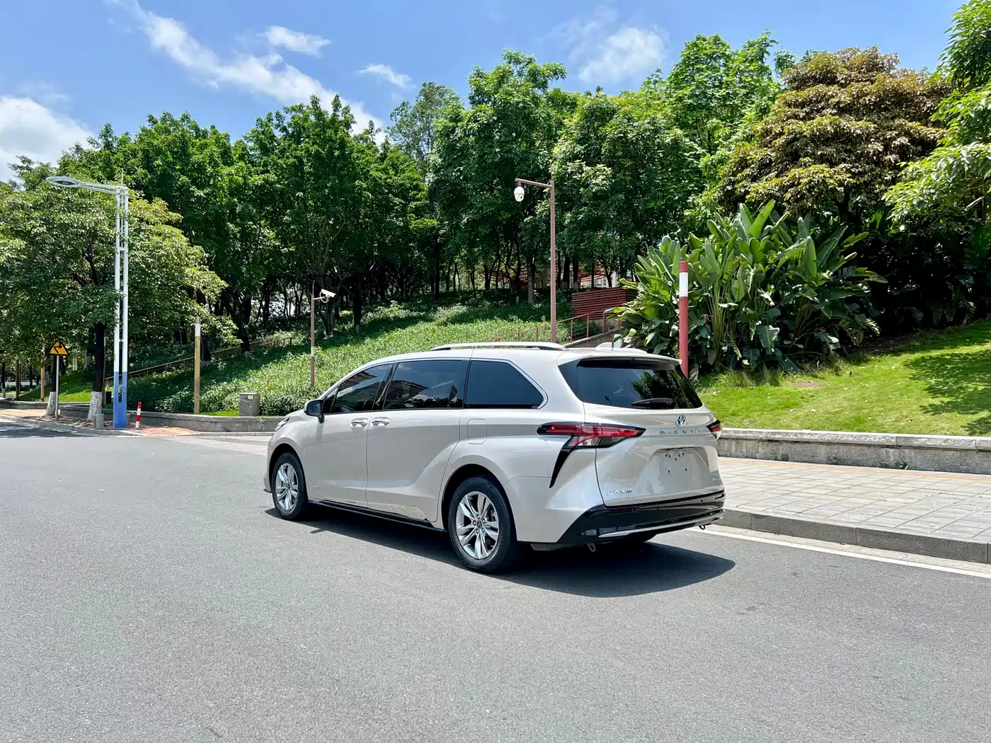 Toyota Sienna 2021 2.5L Hybrid Ultimate Edition фото 29