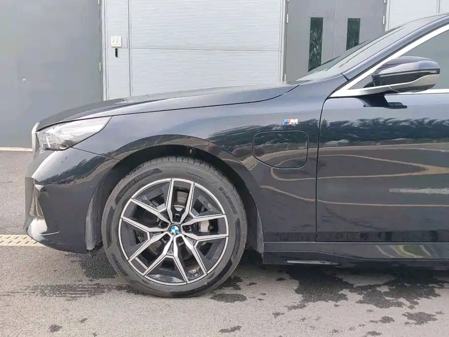 2025 BMW i5