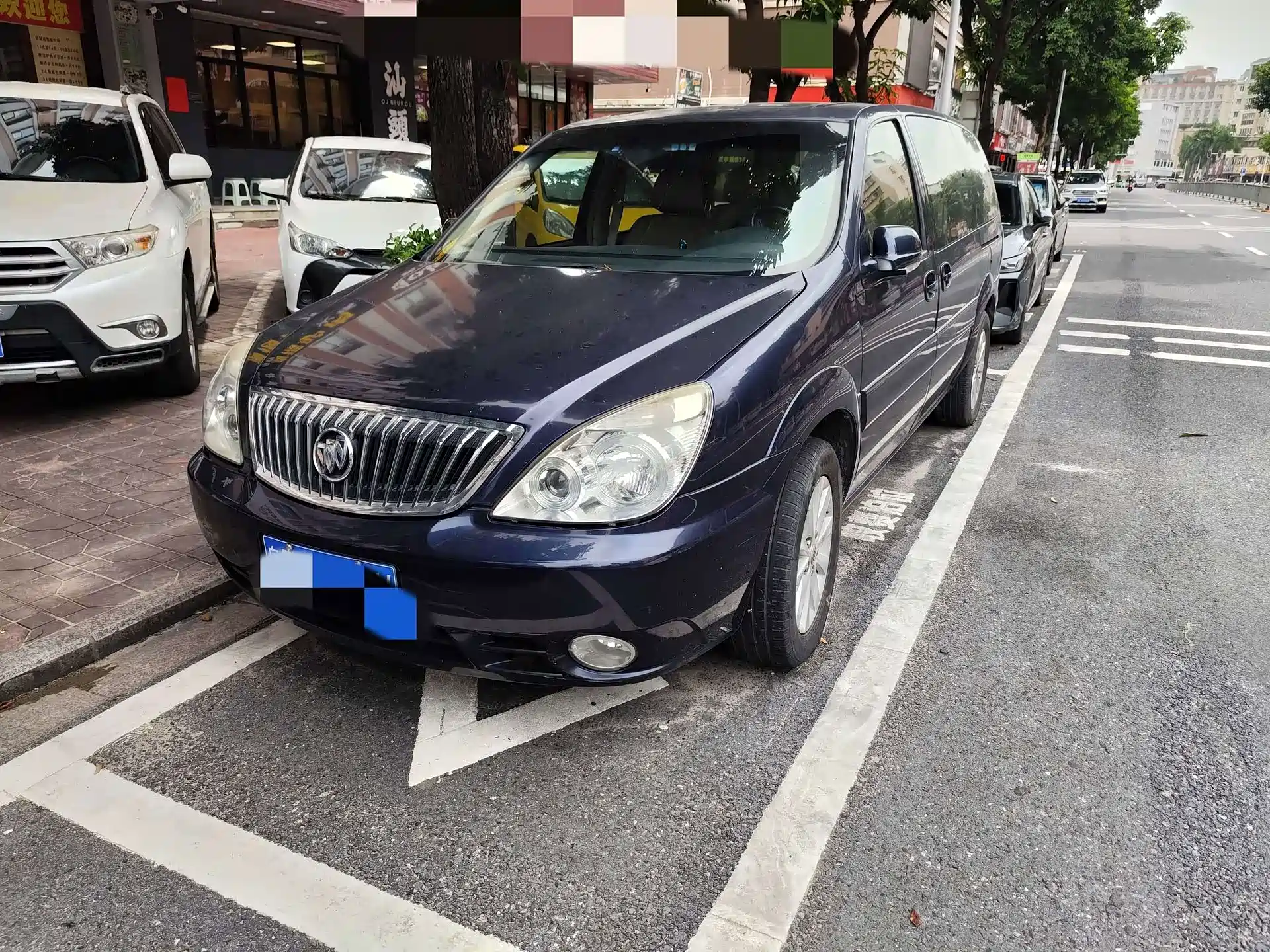 Photo 2 - Buick GL8