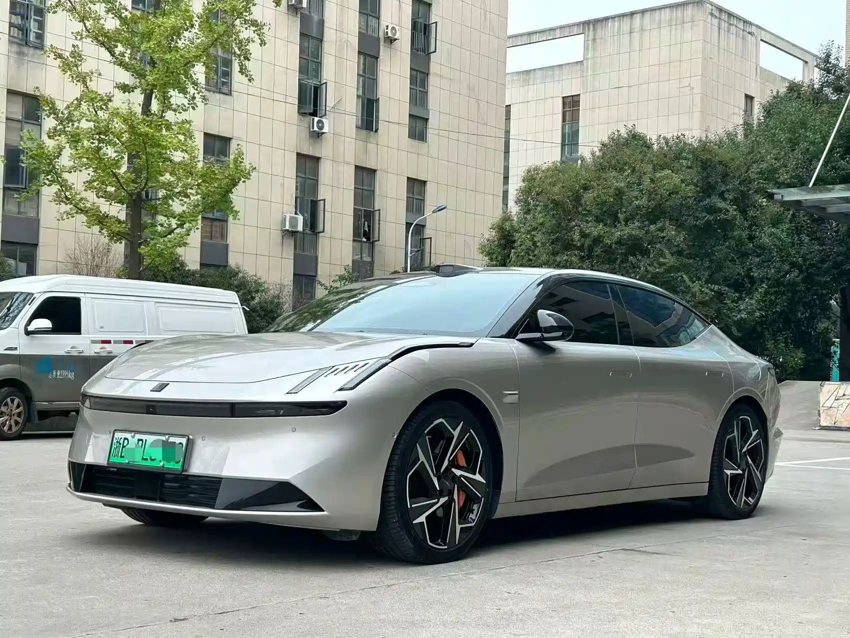 Photo 1 - Lynk & Co Z10