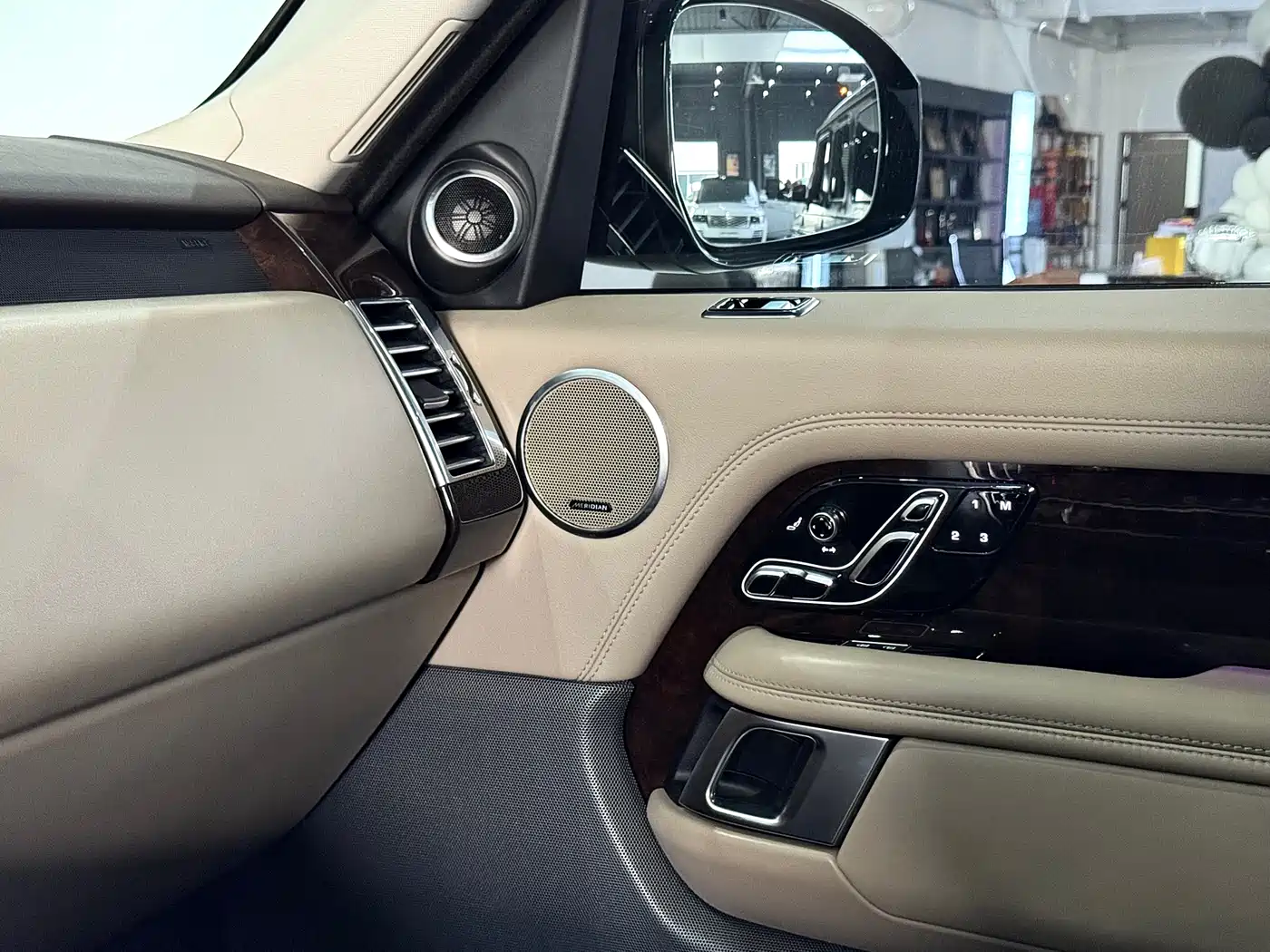 Land Rover Range Rover 2021 3.0 L6 Heritage Extended Classic Edition фото 27