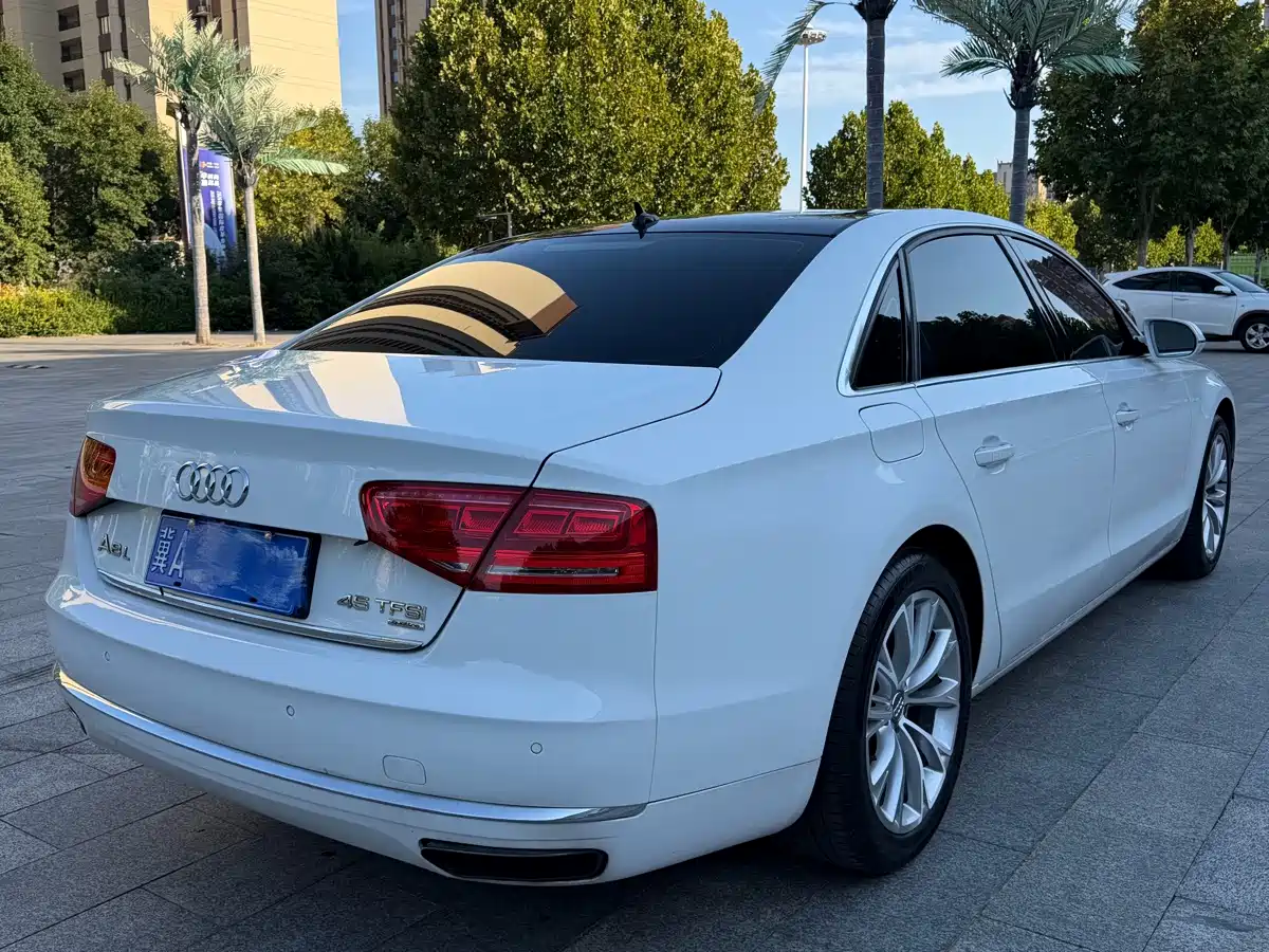 Photo 6 - Audi A8