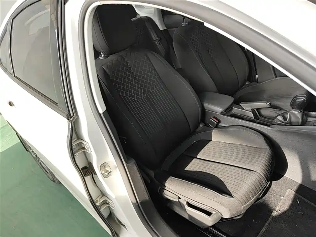 Peugeot 308 2016 1.6L Manual Fashion фото 25