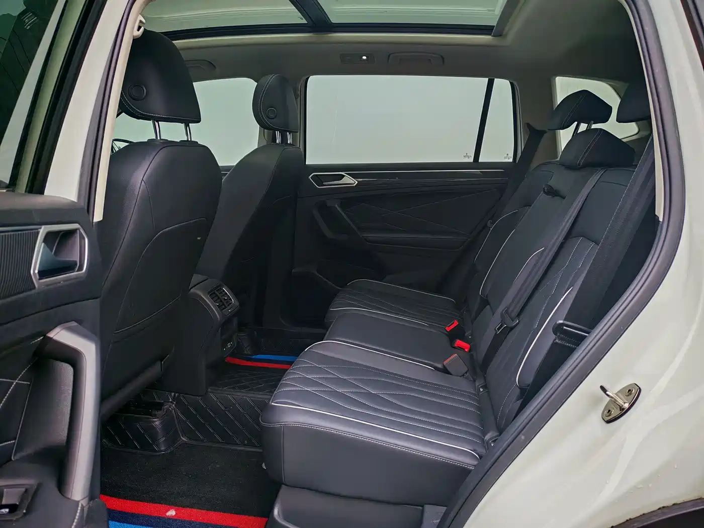 Volkswagen Tiguan L 2024 330TSI Automatic 2WD R-Line Premium Enjoyment Edition фото 8