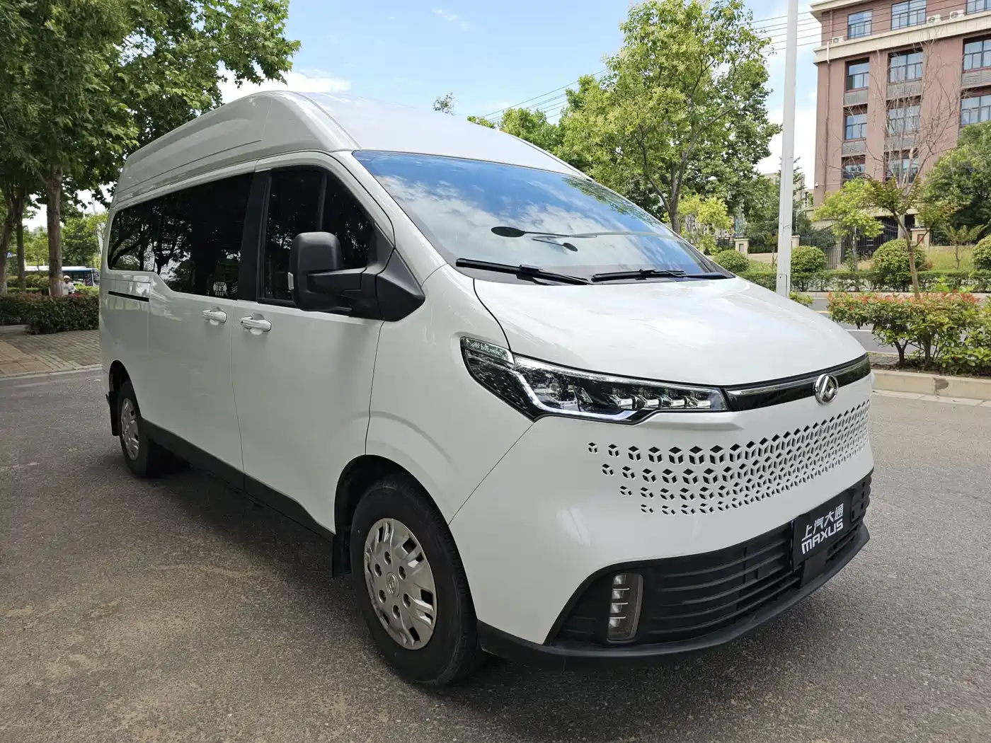 SAIC Maxus Xintu V70 2023 Model 2.0T Elite Edition Automatic Long Wheelbase Medium Roof 6/7-Seater фото 3