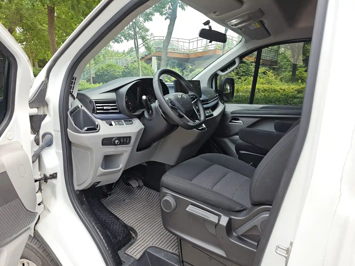 SAIC Maxus Xintu V70 2023 Model 2.0T Elite Edition Automatic Long Wheelbase Medium Roof 6/7-Seater фото 12