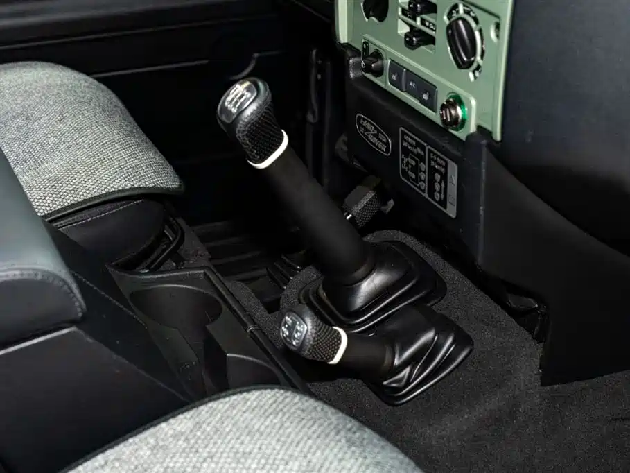 Land Rover Defender фото 15