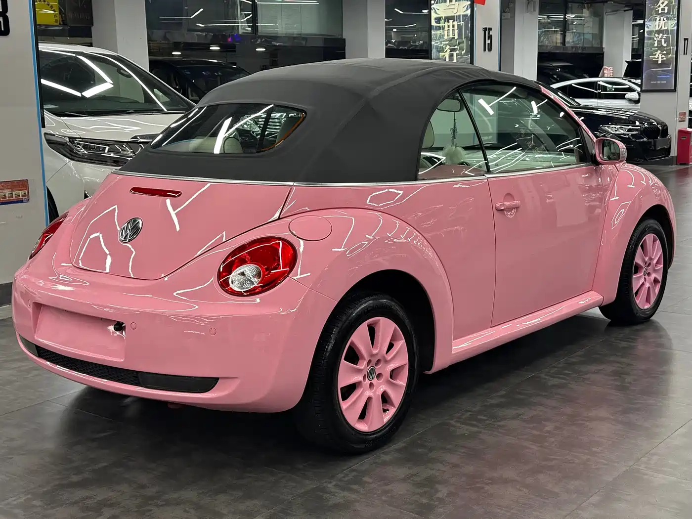 Volkswagen Beetle 2010 Model 2.0 BlackOrange Convertible Luxury Edition фото 7