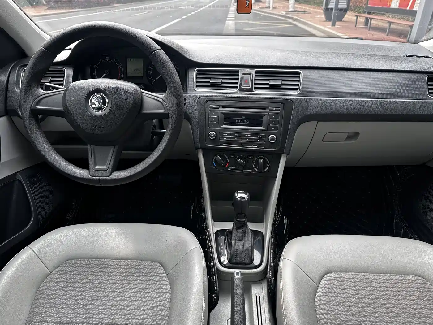 Škoda Rapid 2016 1.6L Automatic Pioneer Edition фото 12