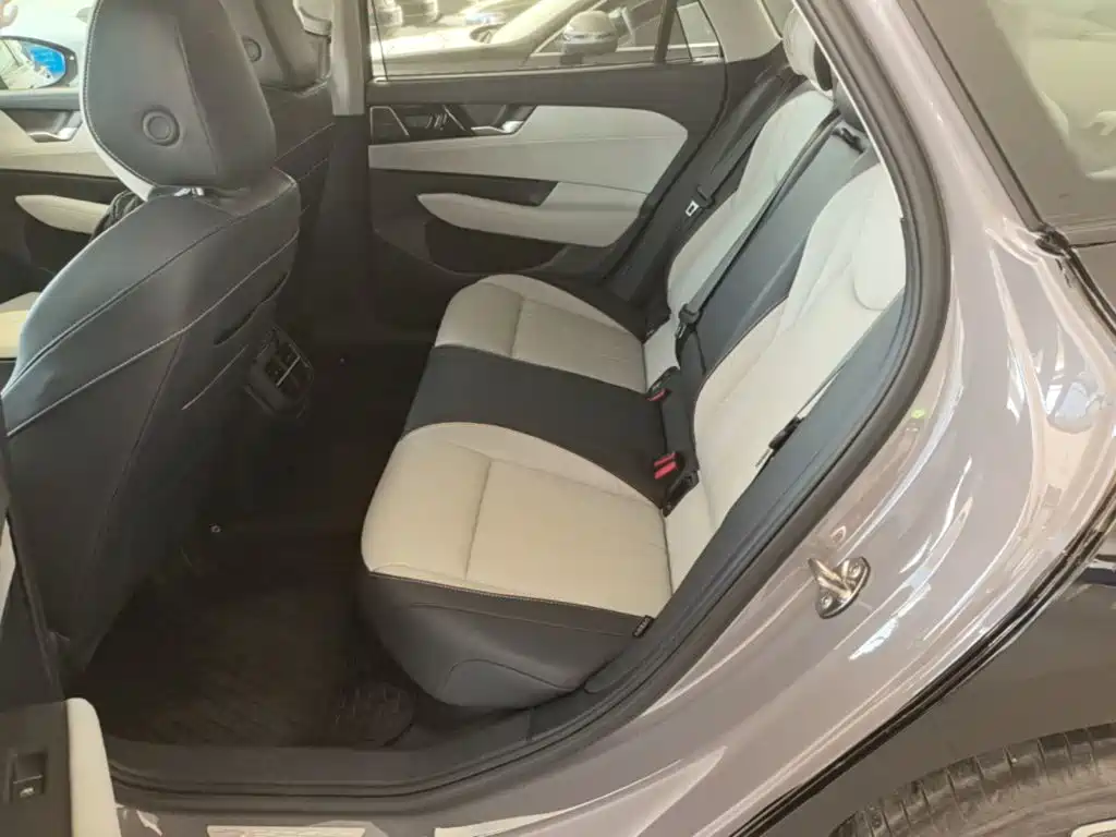 Photo 17 - Volkswagen Passat