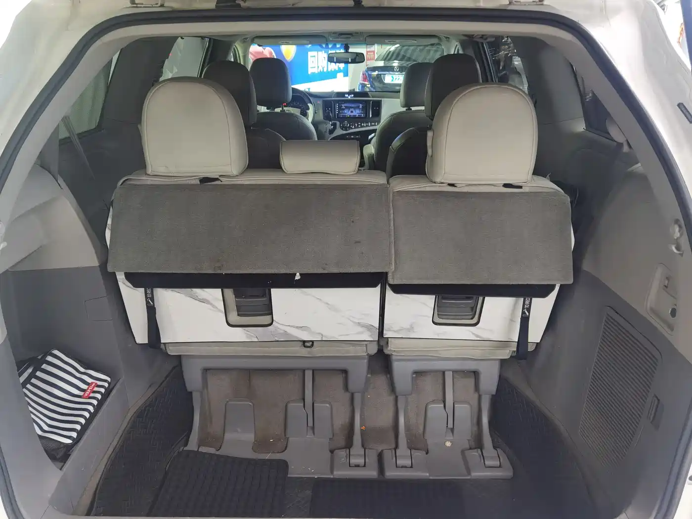 Toyota Sienna 2011 3.5L 4WD Automatic фото 12