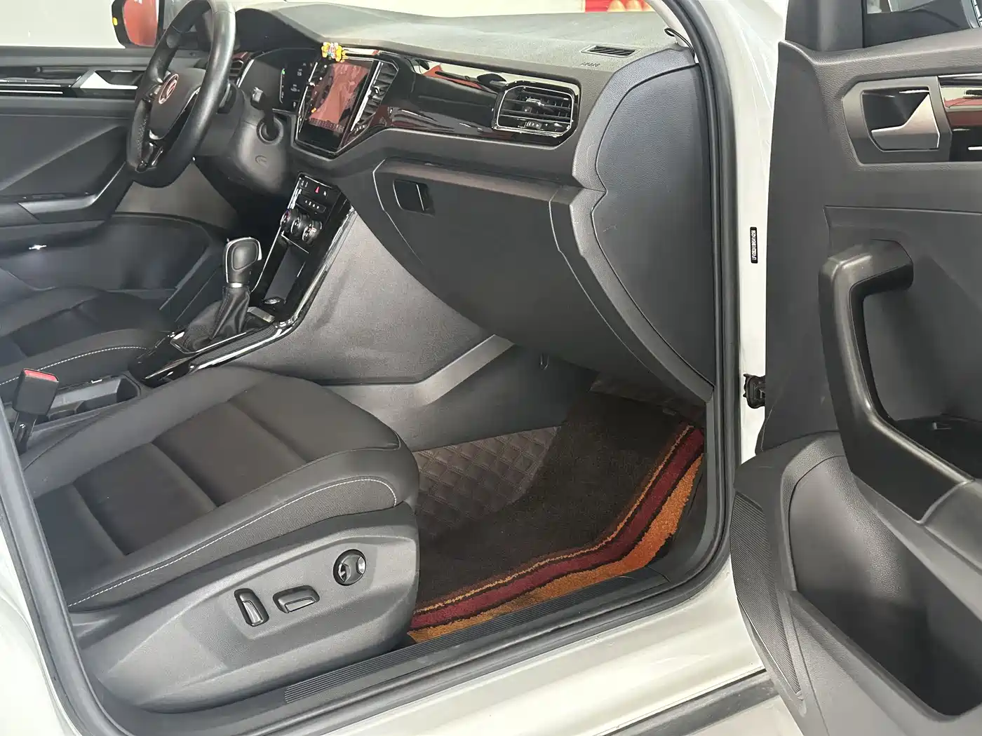 VOLKSWAGEN T ROC EXPLORING SONGS