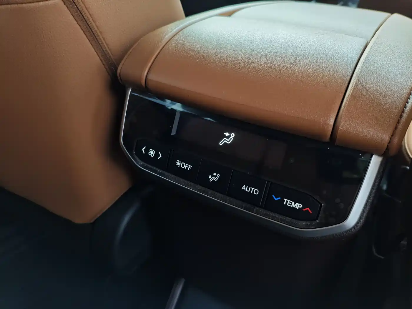 Toyota Highlander 2023 2.5L Smart Hybrid Dual Engine AWD Premium 7-Seater фото 18