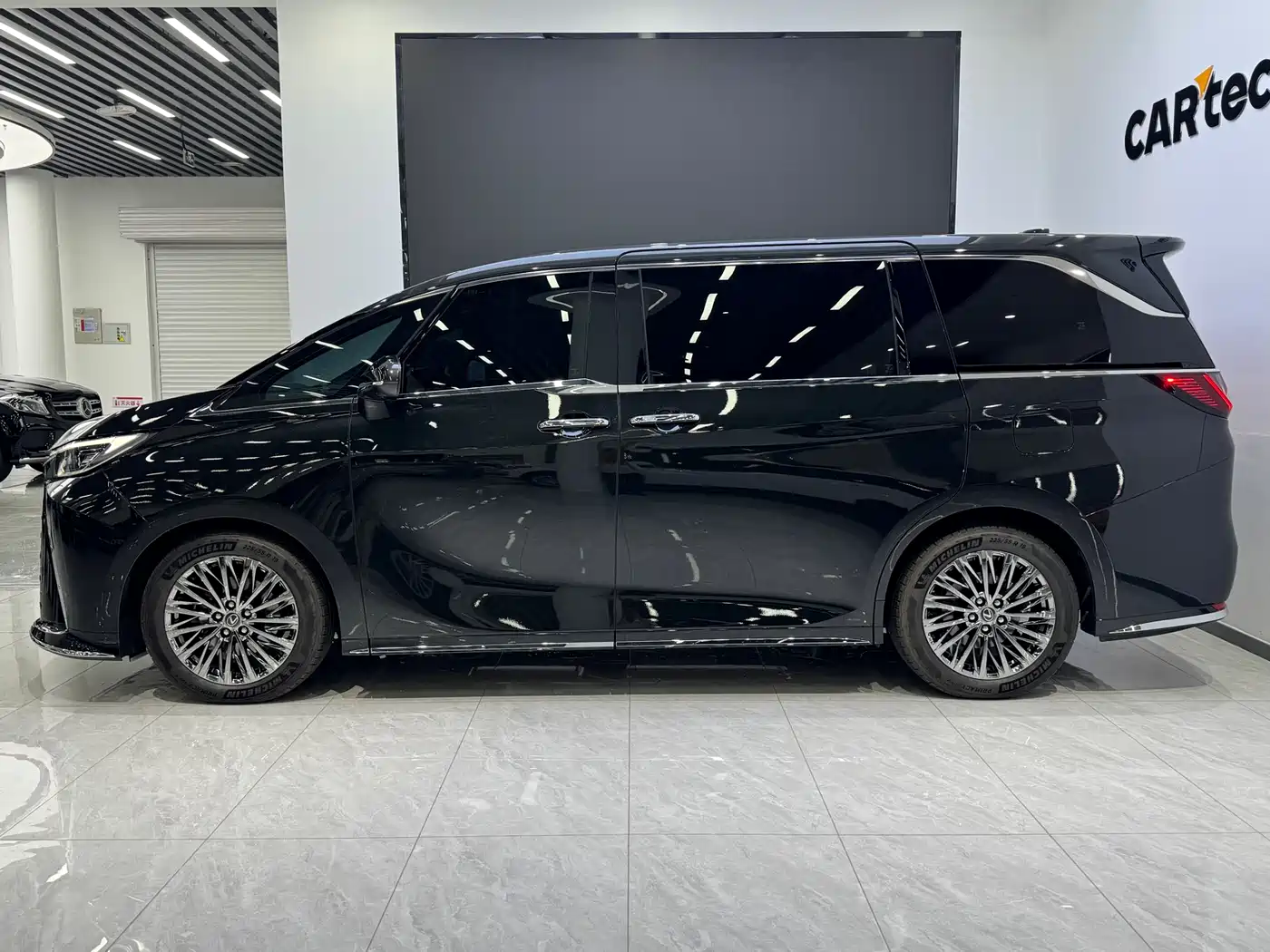 Lexus LM 2023 500h 6-Seater Prestige Edition фото 4
