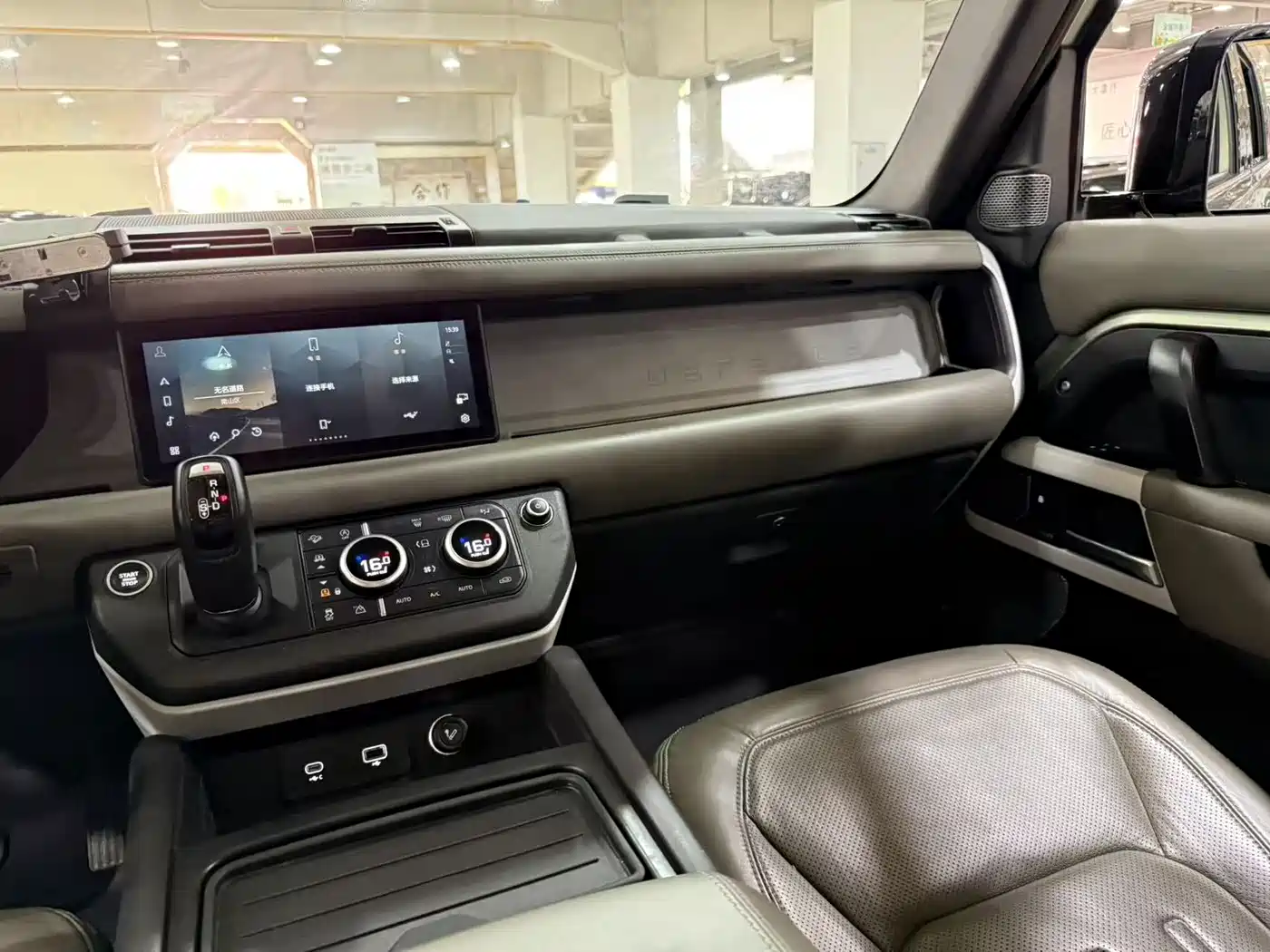 Land Rover Defender 2020 Model 110 P400 HSE фото 8