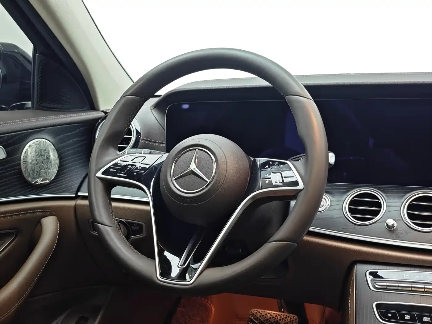 Mercedes-Benz E-Class 2022 Second Facelift E 300 L Luxury фото 16