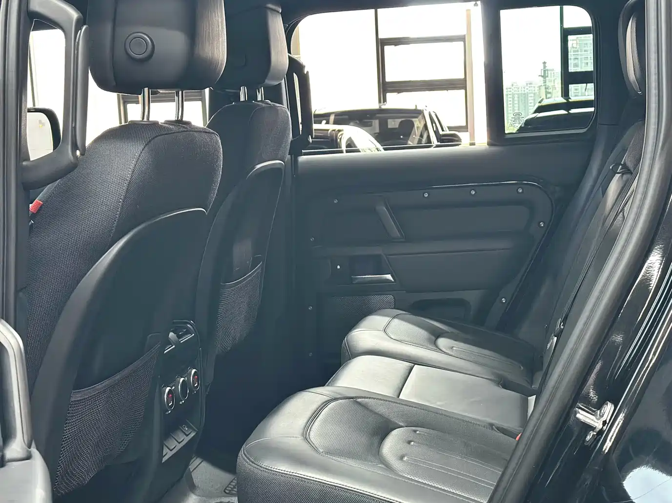 Photo 8 - Land Rover Defender