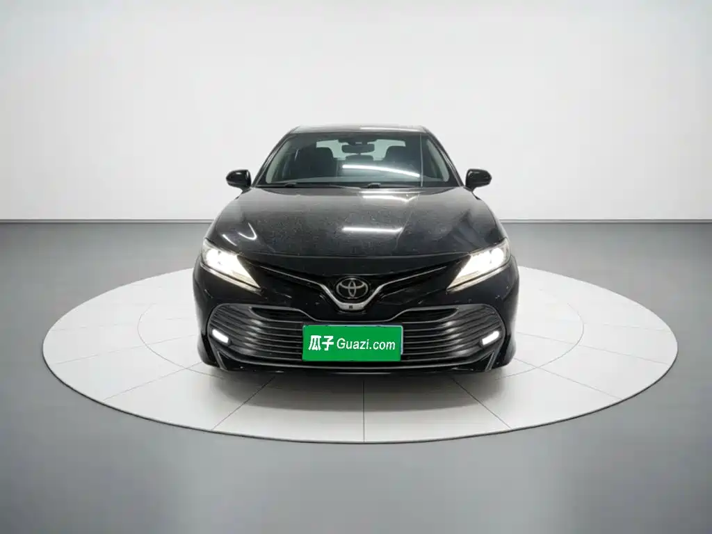 Фото 2 - Toyota Camry