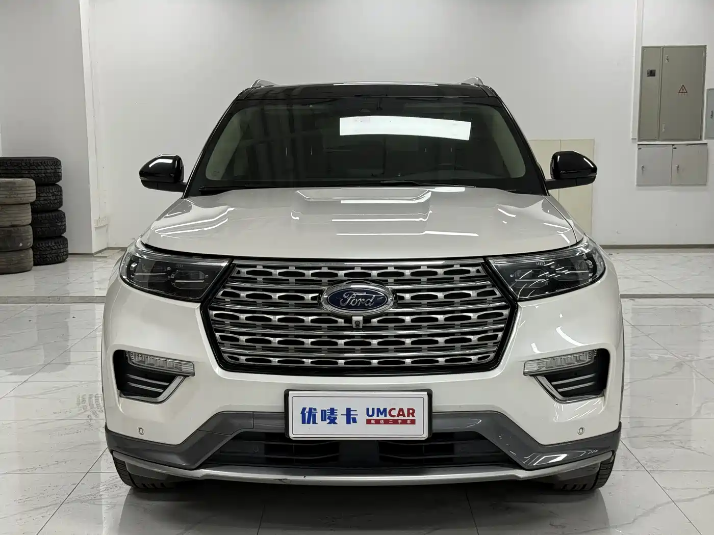 Photo 2 - Ford Explorer