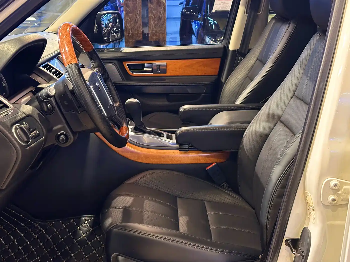 Land Rover Range Rover Sport 2011 3.0 TDV6 Sporty Diesel фото 8