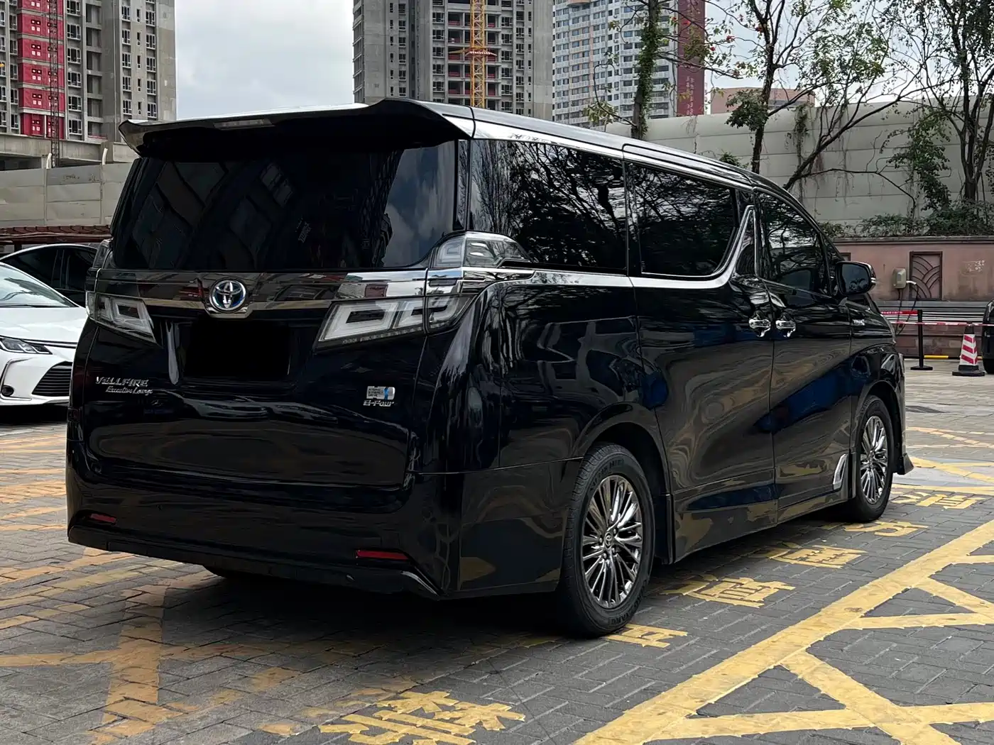 Toyota Vellfire 2019 Hybrid 2.5L HV Premium Edition фото 22