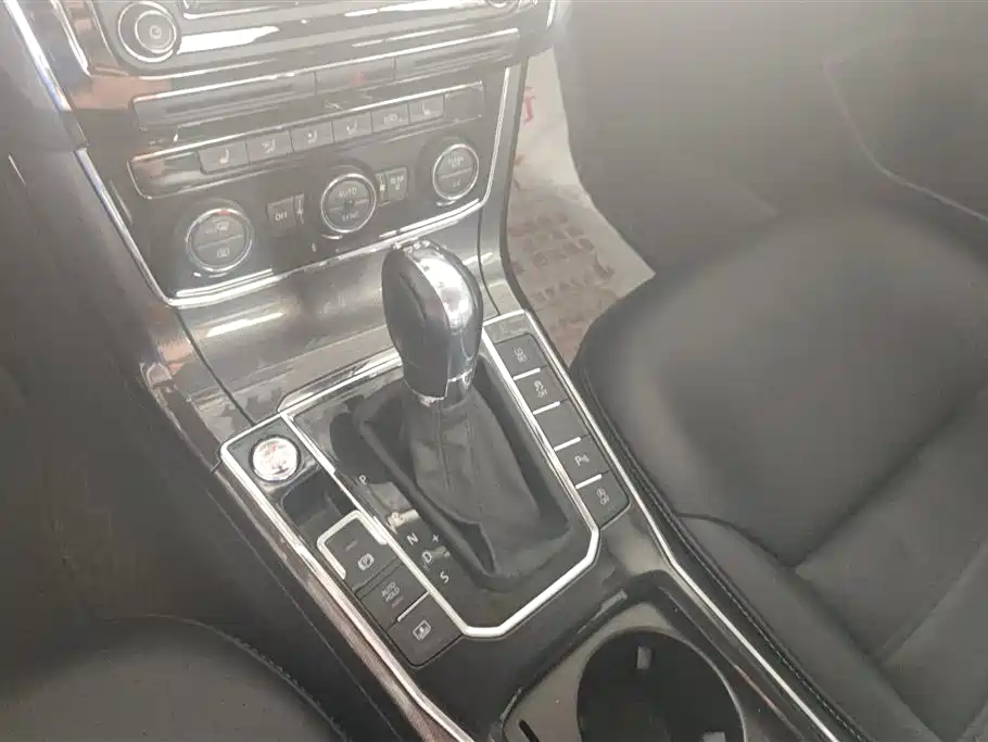 Volkswagen Passat 2017 330TSI DSG Luxury фото 16