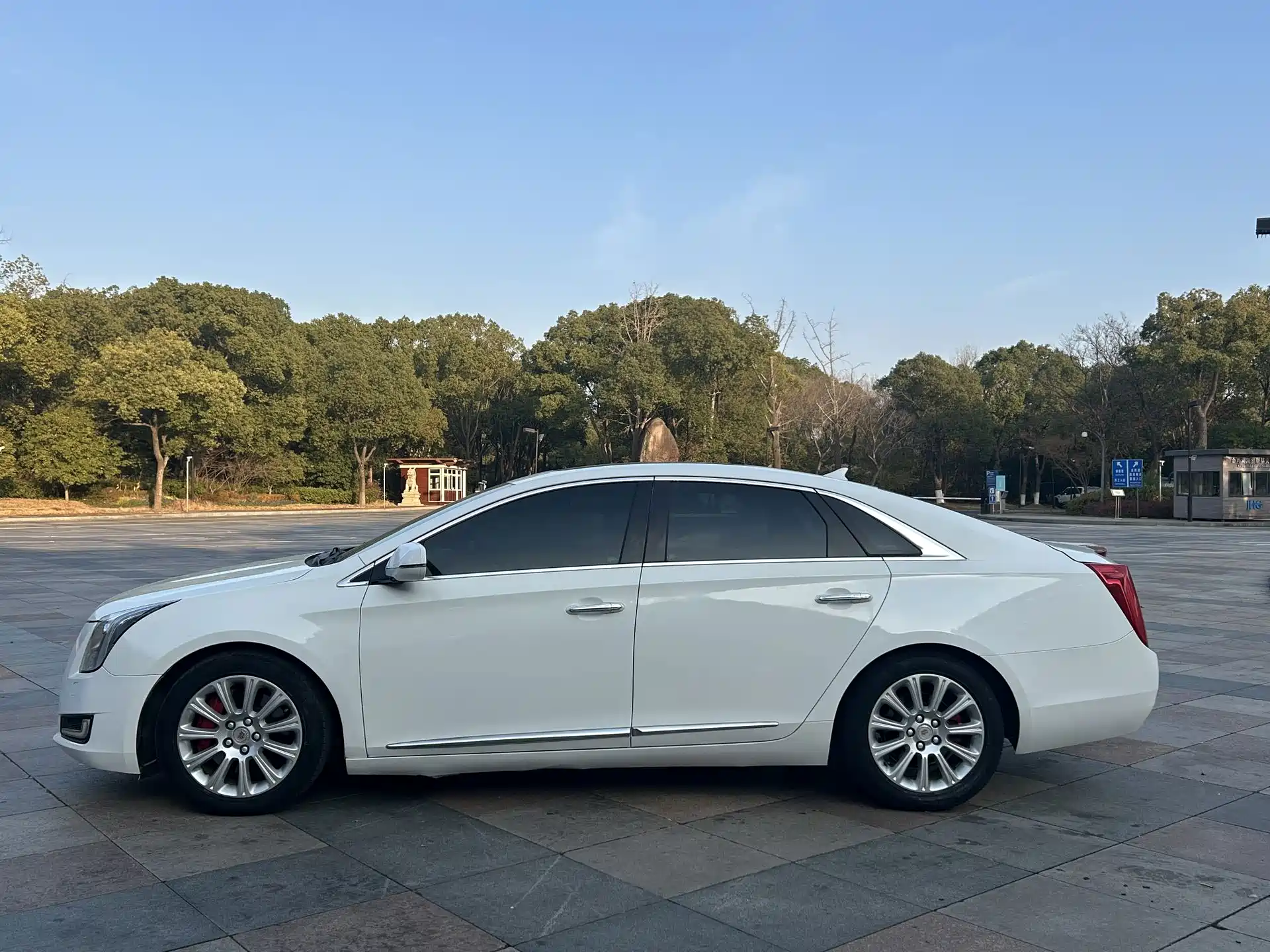 Photo 4 - Cadillac XTS