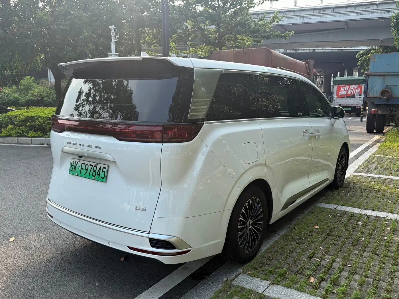 Denza D9 2022 DM-i 1040 Premium фото 5