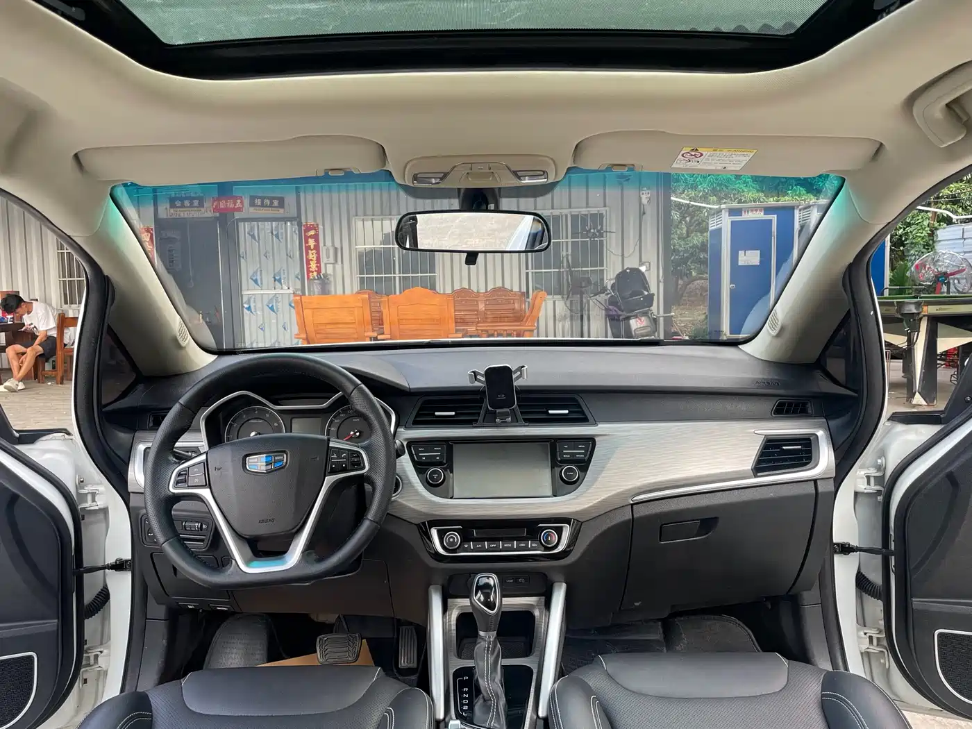 Фото 13 - Geely Vision X3