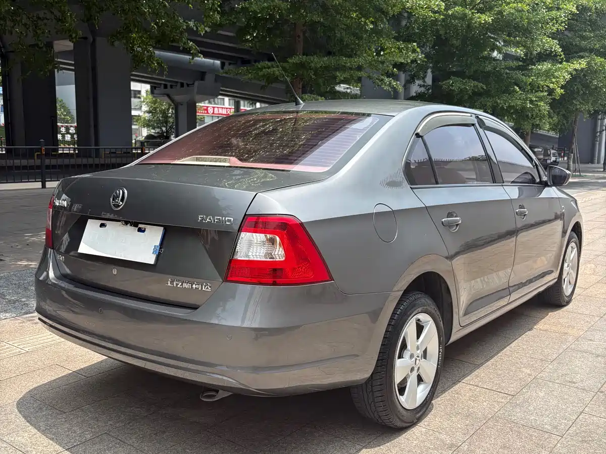 Škoda Rapid 2016 1.6L Automatic Pioneer Edition фото 6