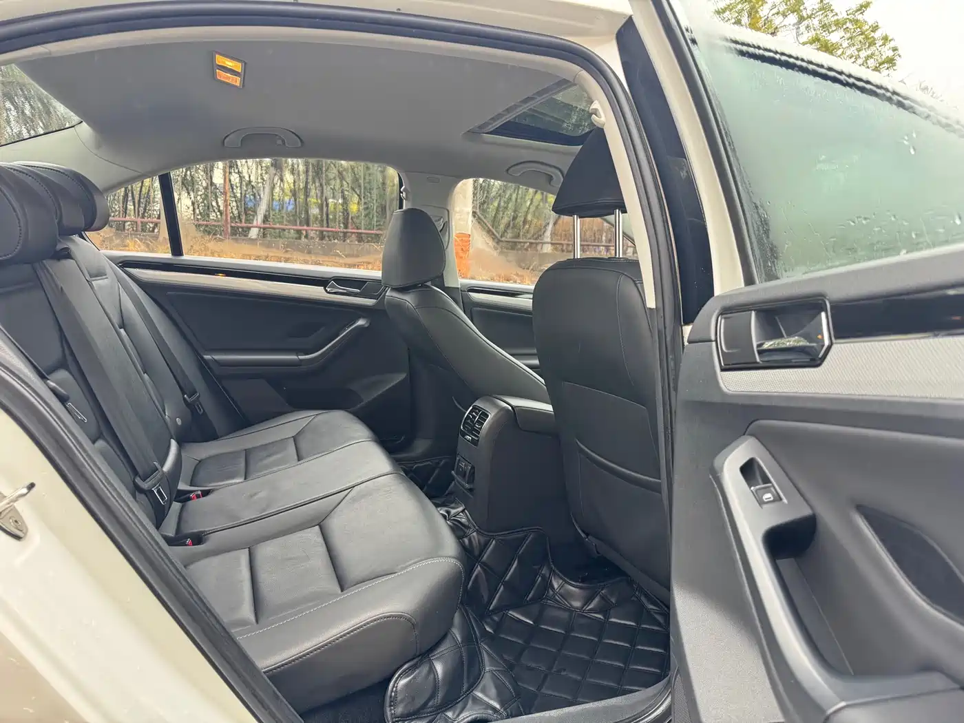 Volkswagen Sagitar 2015 1.6L Automatic Comfort фото 18