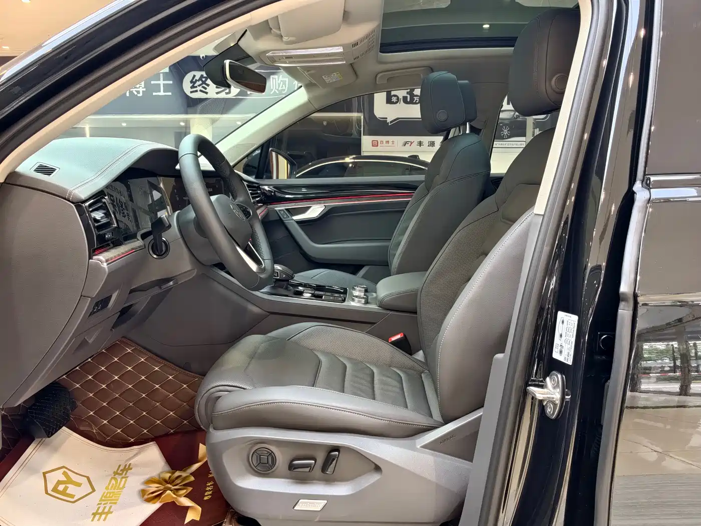Volkswagen Touareg 2023 3.0TSI R-Line Black Sports Package фото 6