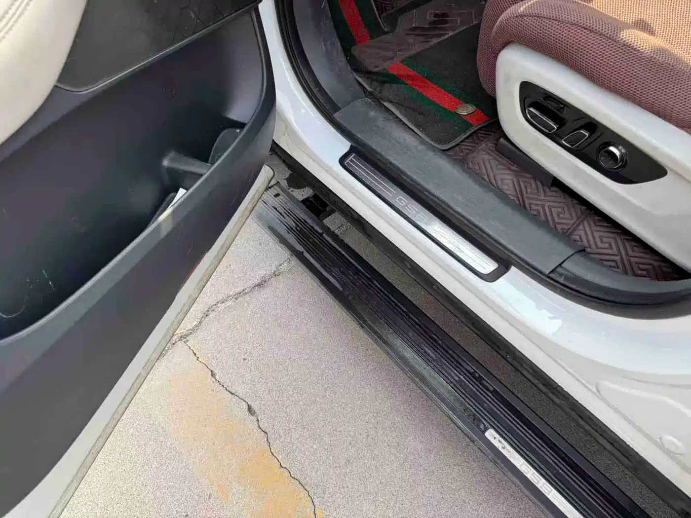 GAC Trumpchi Trumpchi GS8 2022 Dual Engine Series 2.0TM 4WD Premium Edition (6-Seater) фото 10