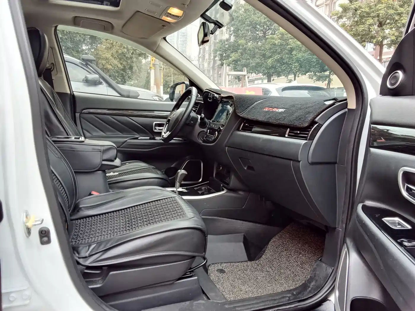 MITSUBISHI OUTLANDER