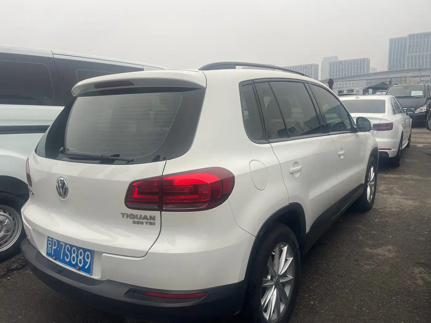 VOLKSWAGEN TIGUAN