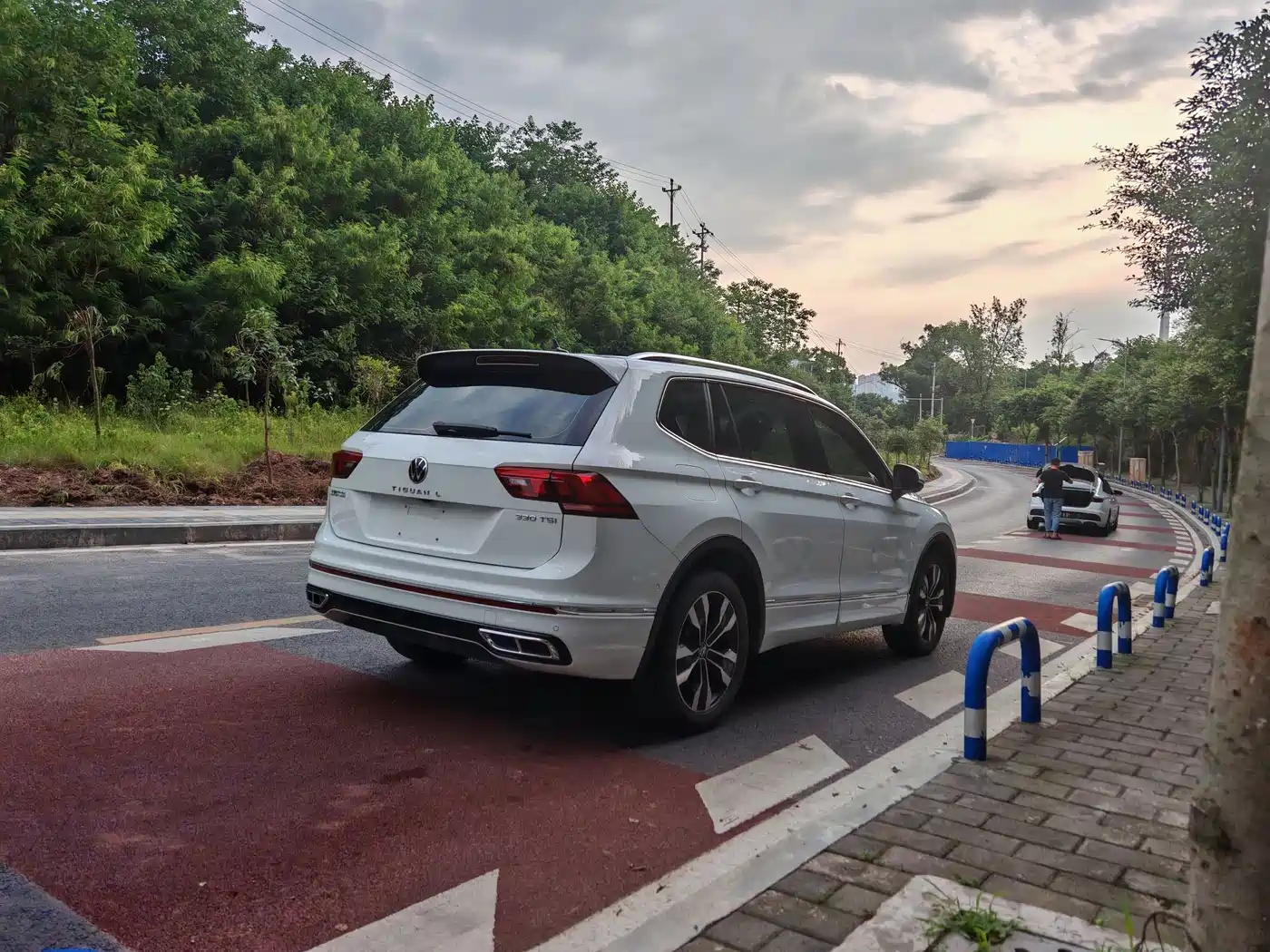 Volkswagen Tiguan L 2024 Outstanding 330TSI Auto 2WD R-Line Dragon Glory Edition фото 9