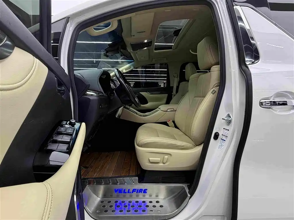 Фото 8 - Toyota Vellfire